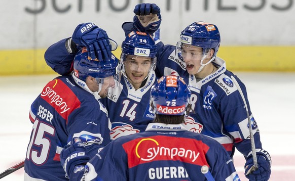 ZSC Lions Stuermer Raphael Prassl, rechts, feiert seinen Treffer zum 1-0 mit seinen Teamkollegen Chris Baltisberger, Mitte, Mathias Seger, links, und Samuel Guerra, vorne, waehrend dem Eishockey-Meist ...