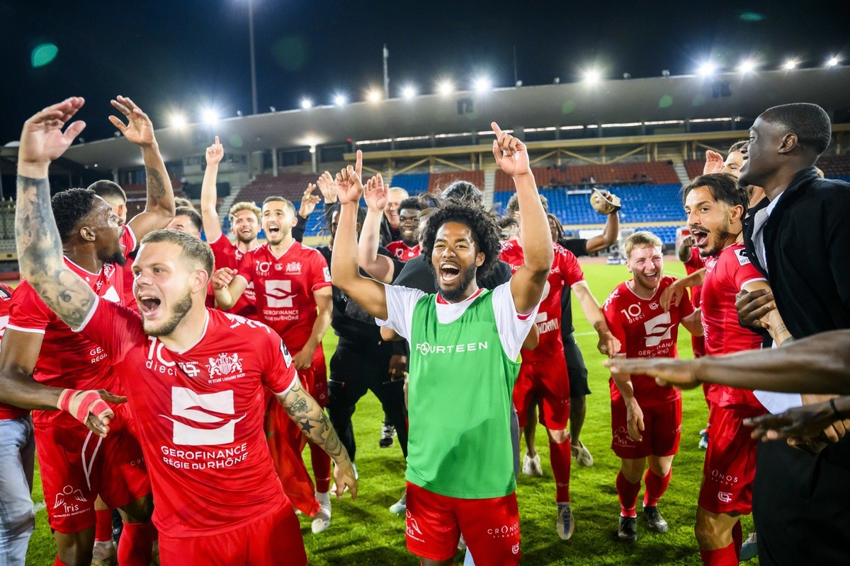 Les joueurs du SLO fetent la promotion en Super league lors du match retour du barrage de promotion en Super League et de relegation en Challenge League de football entre le FC Stade Lausanne Ouchy, S ...
