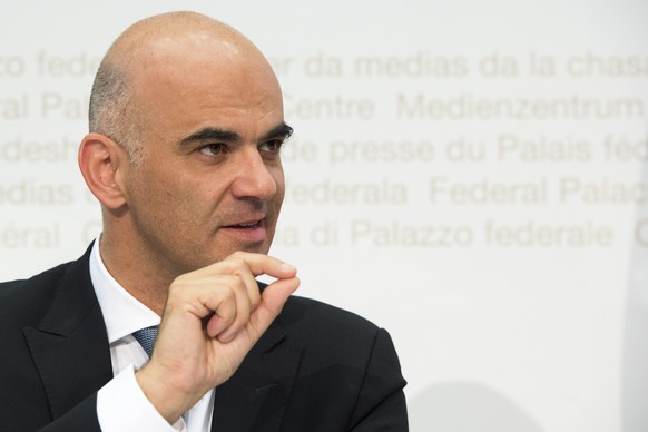 Bundesrat Alain Berset, Vorsteher des Eidgenoessischen Departements des Innern (EDI) spricht ueber Massnahmen gegen die steigenden Kosten im Gesundheitswesen, am Freitag, 2. September 2016, in Bern. A ...