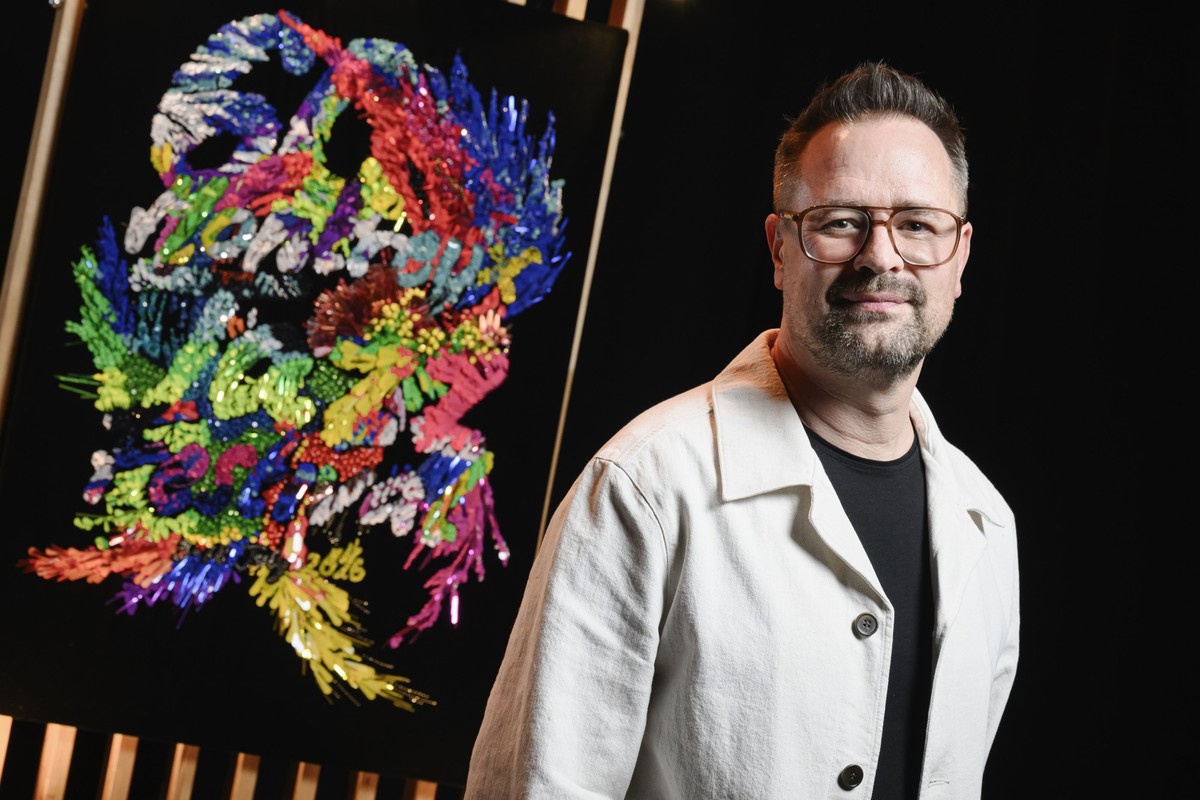 Mathieu Jaton, directeur du Montreux Jazz Festival, pose a cote de l'affiche 2026 cree par le couturier valaisan Kevin Germanier a la suite de la presentation de la 60eme edition du Montreux Jazz ...
