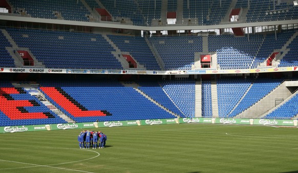 Die Mannschaft des FC Basel beschwoeren sich im leeren Stadion vor dem Meisterschaftsspiel der Super League zwischen dem FC Basel und dem FC Schaffhausen, am Samstag, 22. Juli 2006 im St. Jakob Park i ...