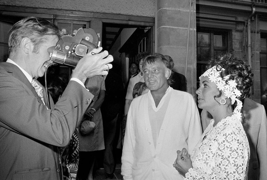 Gstaad 11. Juli 1971 richard burton liz taylor 
(Photo by Sigi Maurer/RDB/ullstein bild via Getty Images)