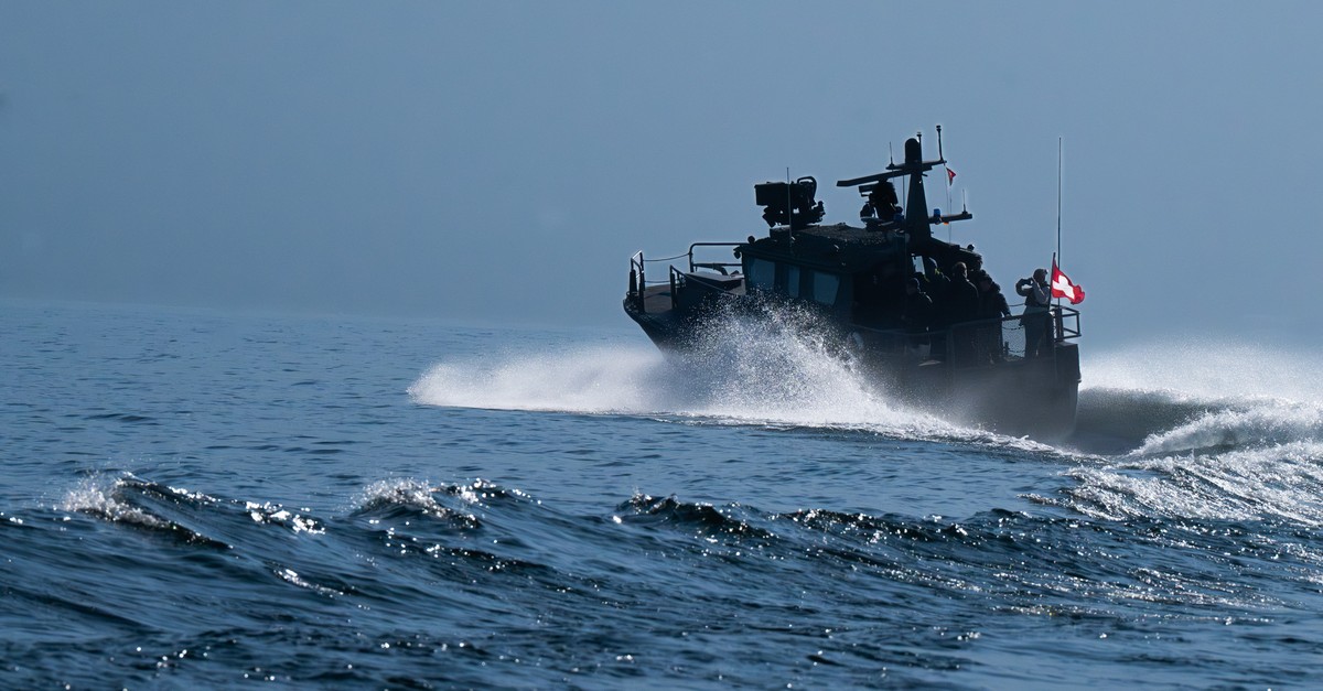 soldat-erleidet-schock-zwei-patrouillenboote-der-armee-stossen-zusammen