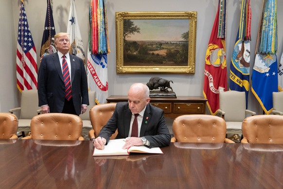 HANDOUT - US Praesident Donald Trump empfaengt Bundespraesident Ueli Maurer, rechts, zu einem Kurzbesuch im Oval Office des Weissen Hauses in Washington, USA, am Donnerstag, 16. Mai 2019. Maurer unter ...