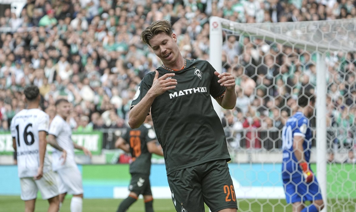 Foto : skeptische Miene bei ... Cedric ITTEN Werder, Neuzugang Fussball DFB Pokal , 1. Runde am Sa. 22.08.2026 Lüneburger SK - Werder Bremen *** Photo: Cedric ITTEN of Werder looking skeptical new sig ...