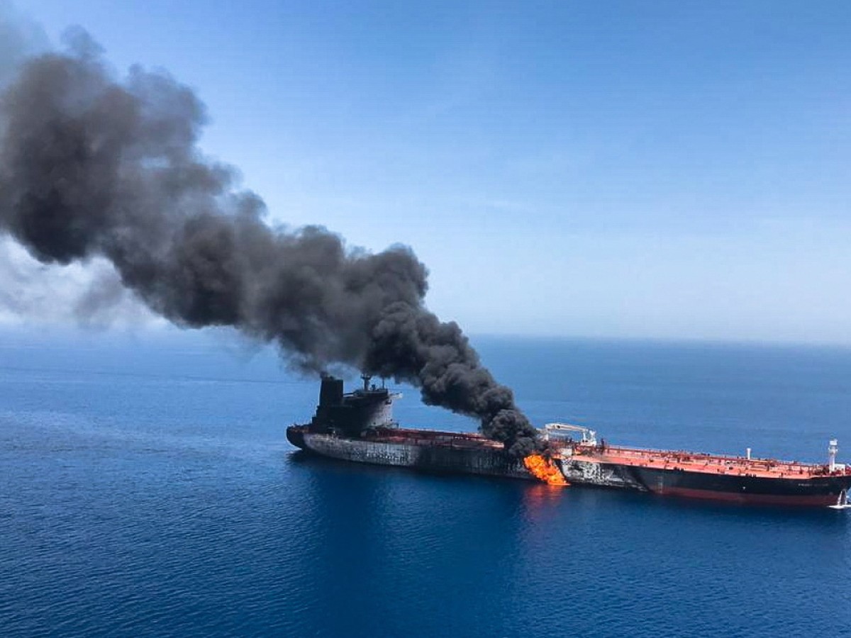Der brennende norwegische Öltanker "Front Altair" soll abgeschleppt werden. (Archivbild)