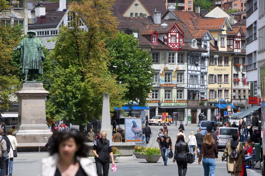 Passanten schlendern am 12. Juli 2007 ueber den Marktplatz Bohl mit der Vadianstatue in der Altstadt in St. Gallen. (KEYSTONE/Martin Ruetschi) 

Pedestrians promenade on the Marktplatz Bohl square wit ...