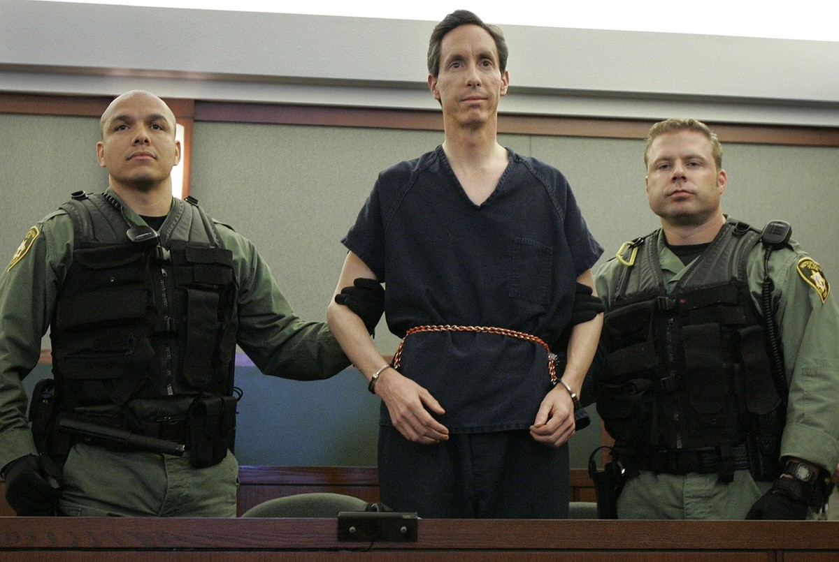 Warren Jeffs appears in a courtroom surrounded by guards in Las Vegas, Thursday, Aug. 31, 2006. Jeffs waived his right to extradition and will be returned to Utah for trial. Jeffs is the leader of the ...