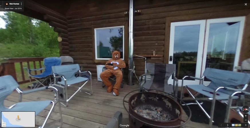 Merkwürdiges Zeug auf Google Street View 
https://www.cnet.com/pictures/crazy-images-caught-on-google-street-view/