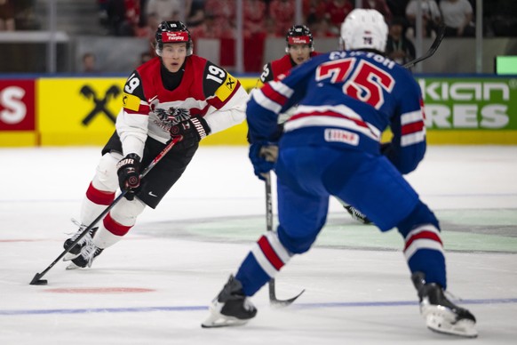 epa12995331 Austria's Vinzenz Rohrer, left, during the 2026 IIHF Men's Ice Hockey World Championship preliminary round group A game between United States and Austria, at the Swiss Life Arena ...