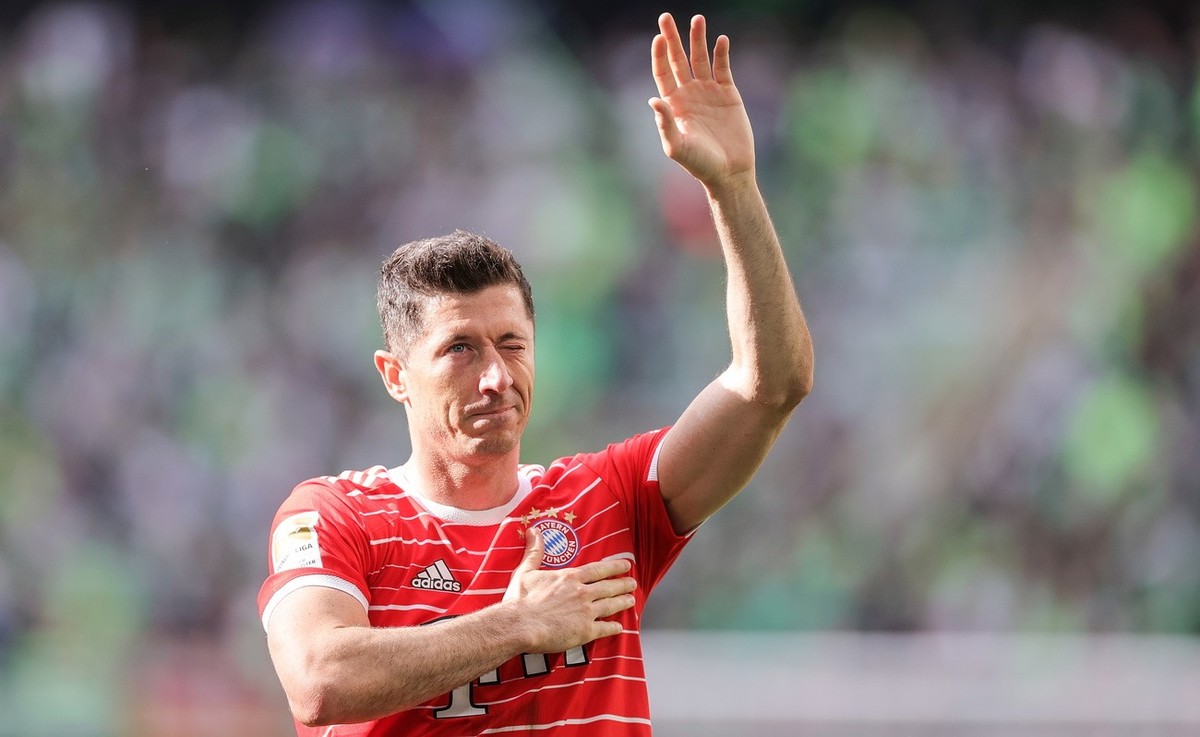 Robert Lewandowski ne veut plus jouer au Bayern Munich. Le FC Barcelone et le Paris Saint-Germain sont intéressés par l'attaquant polonais.