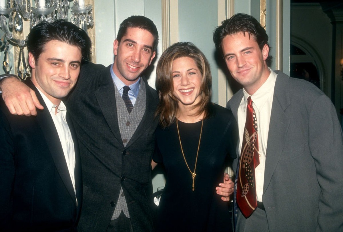 LOS ANGELES, CA - JANUARY 9:  American actors Matt LeBlanc, David Schwimmer, Jennifer Aniston and Matthew Perry of the television comedy, Friend's pose for a portrait during an NBC Press Tour Par ...