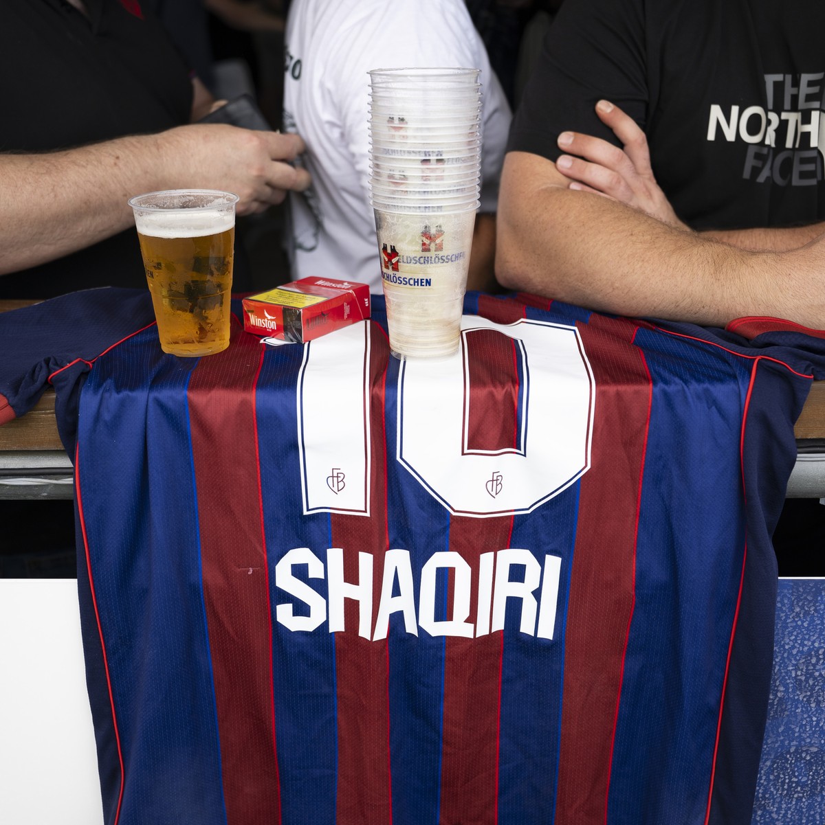 Une biere, un paquet de cigarettes, et des verres vides sont poses sur un maillot floque du numero 10 Xherdan Shaqiri (FCB) avant la rencontre de 32eme de finale de la coupe de suisse de football entr ...