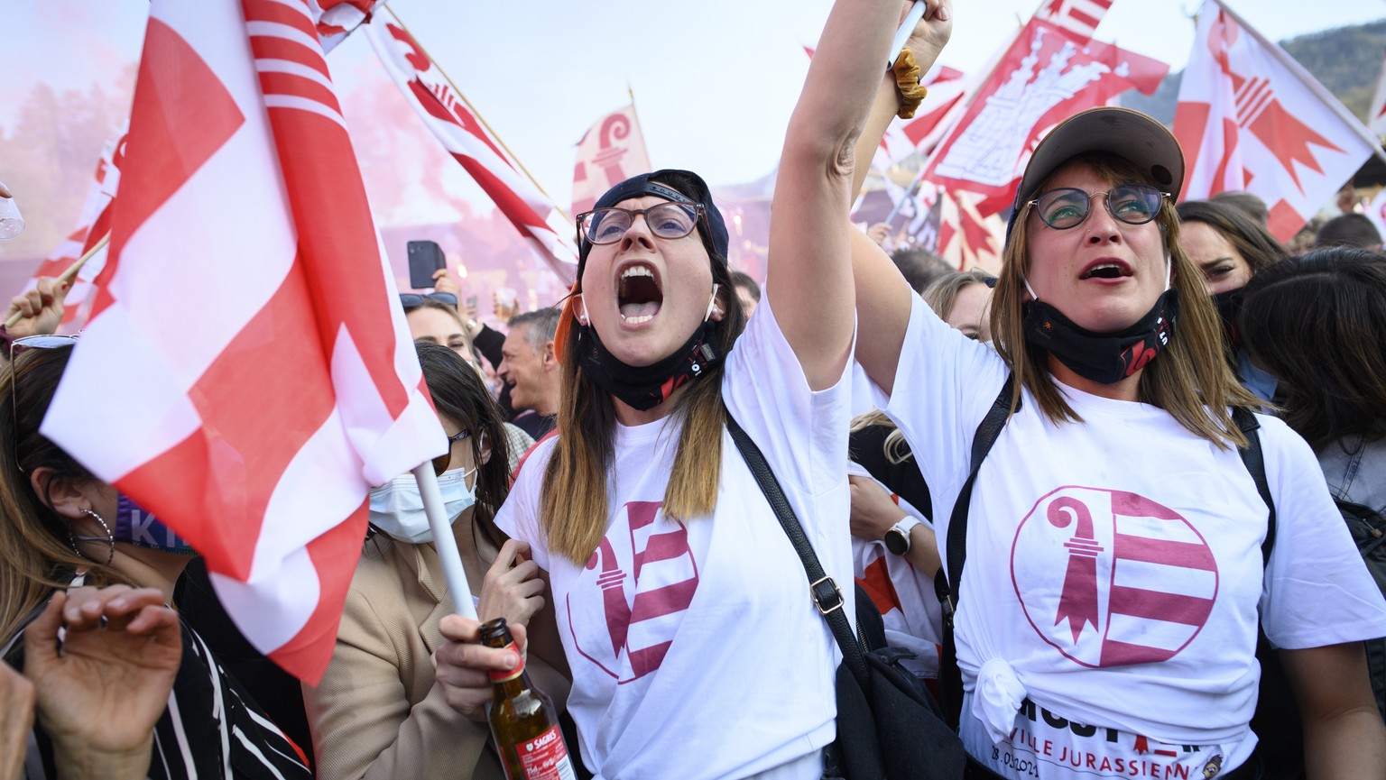 ARCHIVBILD ZUR MELDUNG, DASS DIE KANTONE BERN UND JURA EINIGUNG ZU MOUTIER ERZIELT HABEN --- Les pro-jurassiens celebrent le oui lors de l&#039;annonce du resultat du vote ce dimanche 28 mars 2021 a M ...
