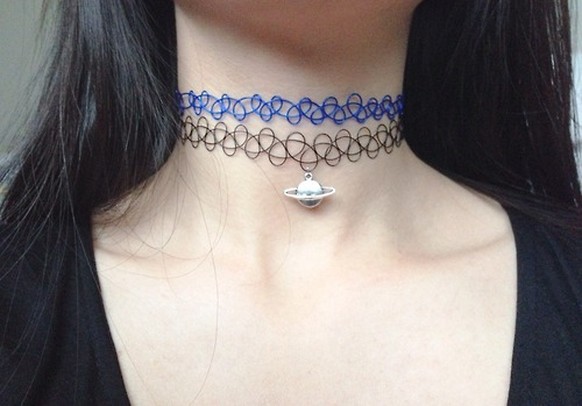 Google hat uns verraten, dass diese Dinger im Original «Tattoo Choker» heissen. Hätten Sie das gewusst?