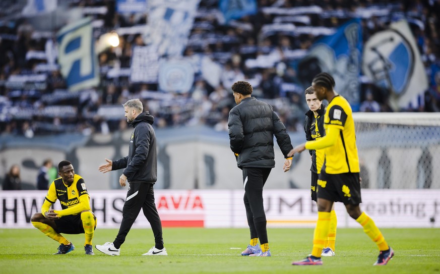 Die Spieler von YB nach dem Fussballspiel der Super League zwischen dem FC Zuerich und den BSC Young Boys, am Samstag, 16. April 2022 im Letzigrund Stadion in Zuerich. (KEYSTONE/Michael Buholzer)