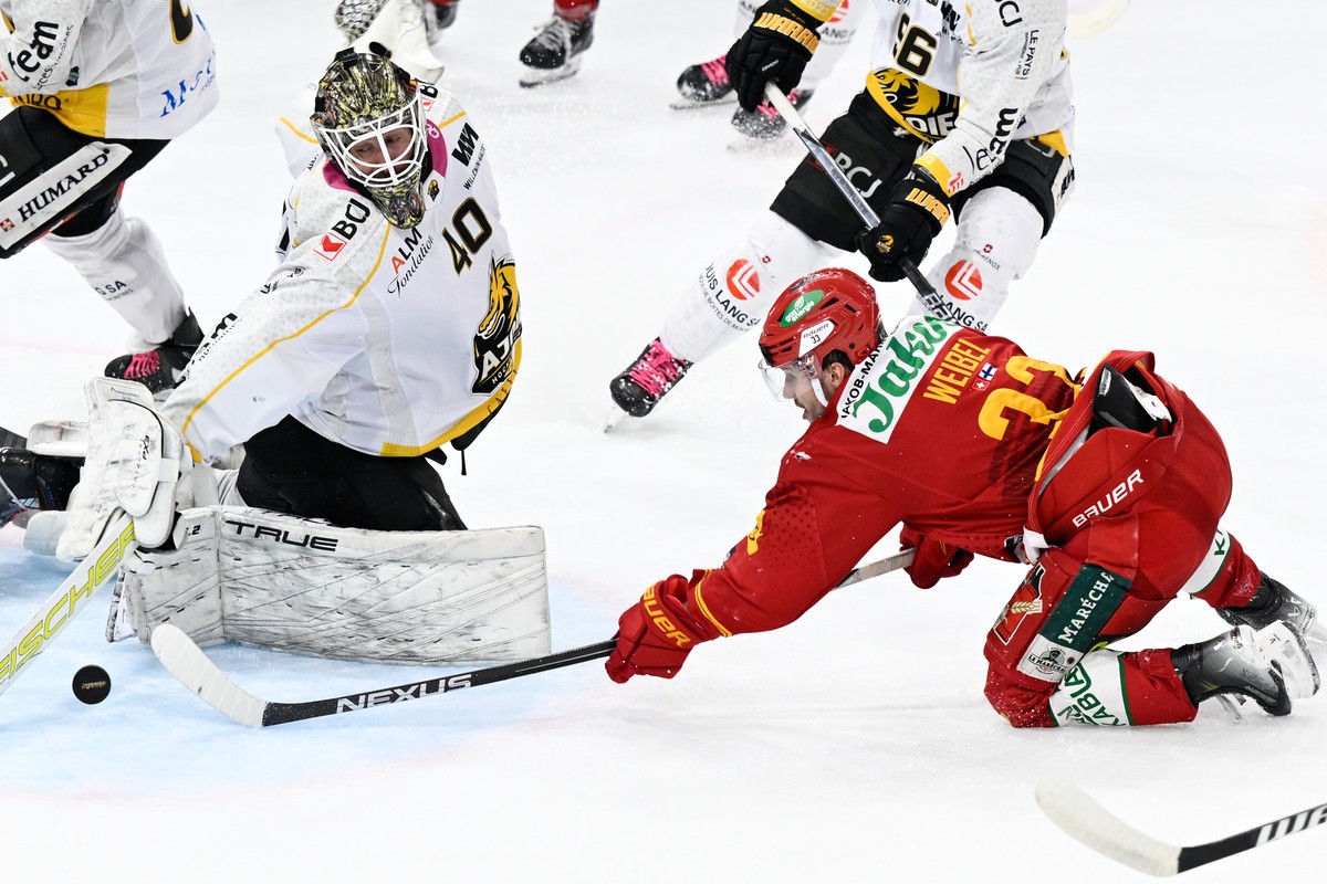 Tigers Keijo Weibel, rechts, verpasst eine Chance gegen Ajoies Goalie Damiano Ciaccio, links, beim Eishockey-Qualifikationsspiel der National League zwischen den SCL Tigers und dem HC Ajoie, am Freita ...