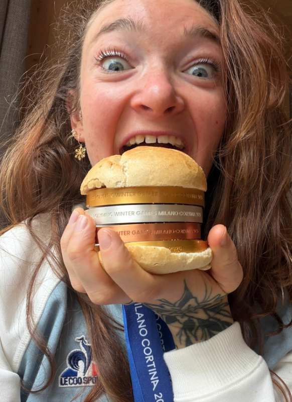Sieht aus wie ein Fleischkäse-Semmeli, ist aber das Gold-Silber-Bronze-Sandwich der französischen Biathletin Lou Jeanmonnot.
