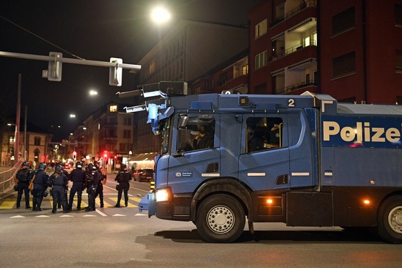 Police presence at the anti-Wef demonstration Smash WEF - Fight back in Zurich on Tuesday, January 16, 2024. (KEYSTONE/Walter Bieri)