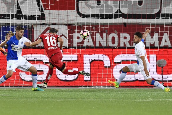 Der Thuner Christian Fassnacht, Mitte, trifft gegen die Grasshoppers Alban Pnishi, links, und Jan Bamert zum 2:1 im Fussball Meisterschaftsspiel der Super League zwischen dem FC Thun und den Zuercher  ...