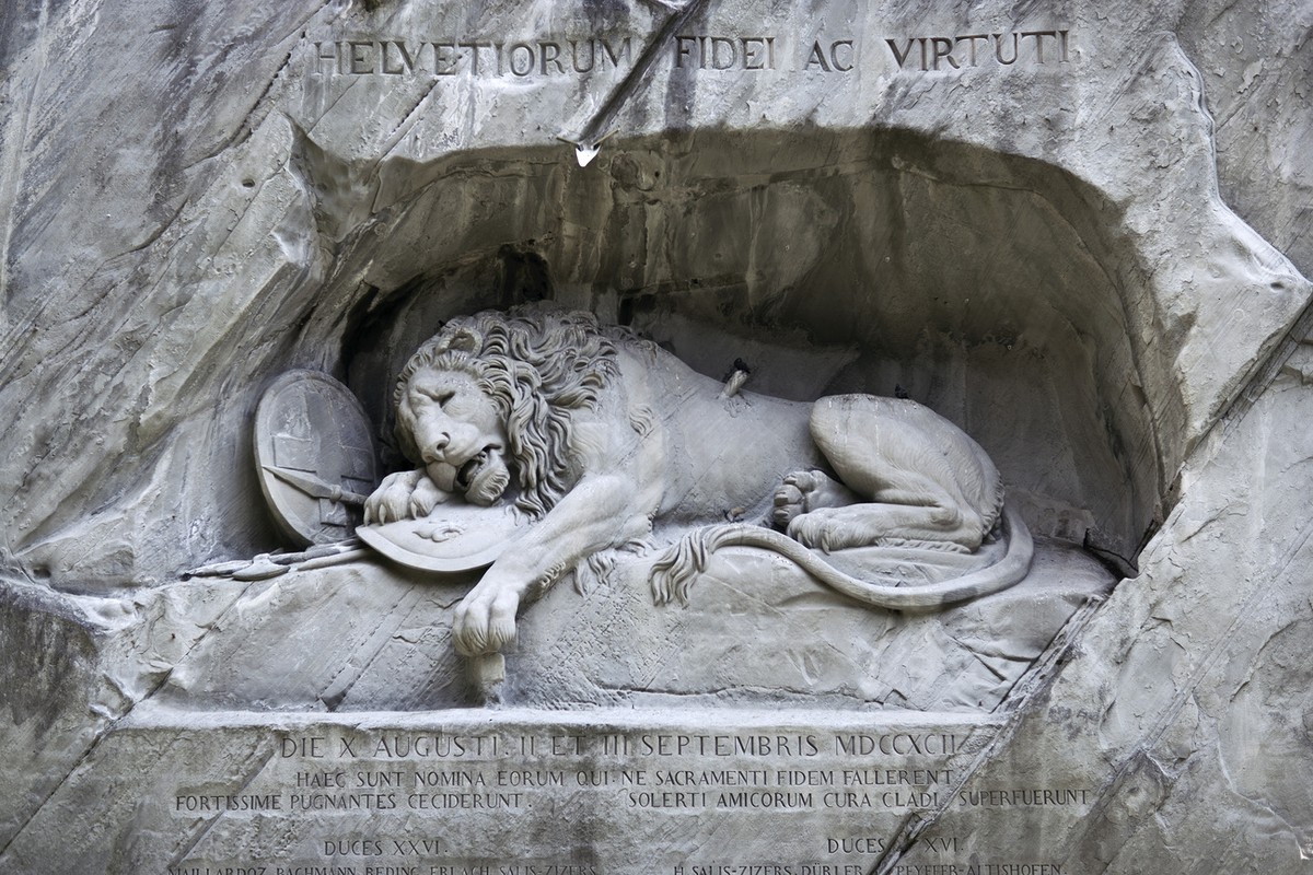 The Lion Monument in Lucerne, Switzerland, pictured on July 2, 2010. (KEYSTONE/Gatean Bally)

Touristen vor dem Loewendenkmal in der Stadt Luzern, aufgenommen am 2. Juli 2010. (KEYSTONE/Gatean Bally)