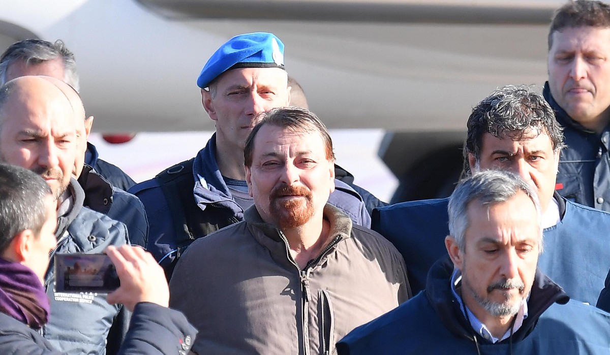 epa07282531 Former far-left militant Cesare Battisti (C) arrives escorted by Italian police at Rome's Ciampino airport, Italy, 14 January 2019. Cesare Battisti, 64, a former member of the far-lef ...
