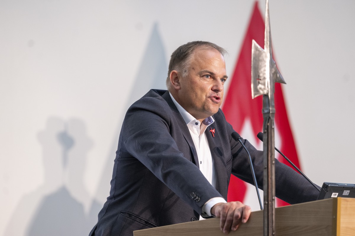 Der Praesiedent der SVP Schweiz, Marcel Dettling bei einer Rede, anlaesslich der Delegiertenversammlung der SVP Schweiz vom Samstag, 22. August 2026 in der Waldmannhalle in Baar. (KEYSTONE/Urs Flueele ...