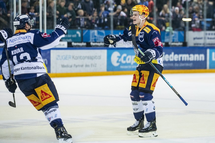 Jubel bei Zugs Jan Kovar und Zugs Gregory Hofmann, von links, nach dem Tor zum 2-2 beim Eishockey Meisterschaftsspiel der National League zwischen dem EV Zug und dem HC Davos, am Freitag, 15. November ...