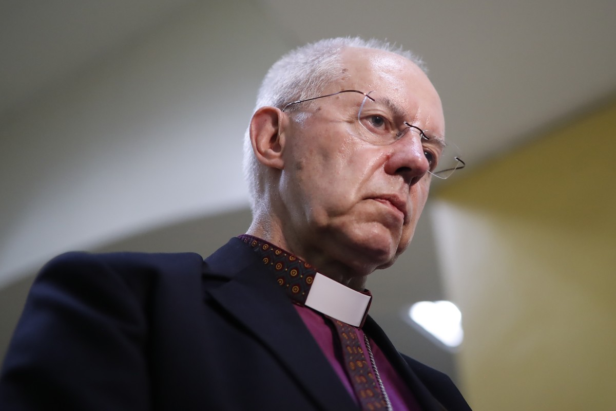 epa11390157 The Archbishop of Canterbury, Justin Welby, visit the crypt where the remains of Salvadoran Archbishop Oscar Arnulfo Romero lie in the Metropolitan Cathedral of San Salvador, El Salvador,  ...