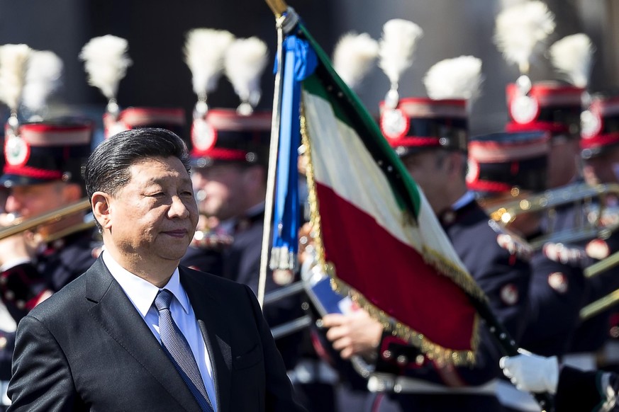 epa07455685 Chinese President Xi Jinping walks past honor guards during a welcoming ceremony at the Altare della Patria monument in Rome, Italy, 22 March 2019. President Xi Jinping is in Italy to sign ...