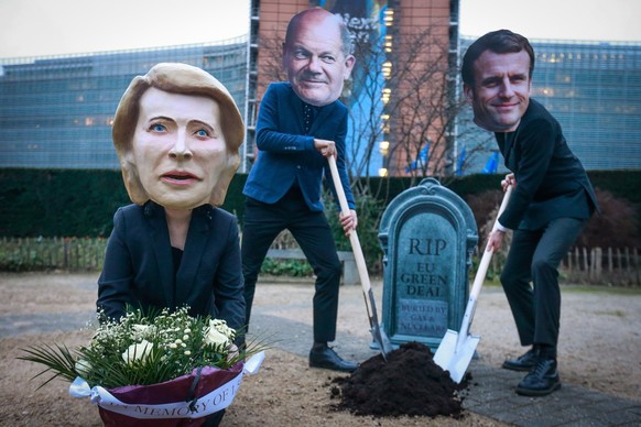 epa09722566 A puppet resembling Ursula von der Leyen, President of the European Commission, surrounded by men wearing masks of German Chancellor Olaf Scholz and French President Emmanuel Macron gather around…