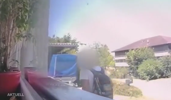 Die Überwachungskamera zeigt, wie der Ex-Häftling zum Haus seines Chefs geht...