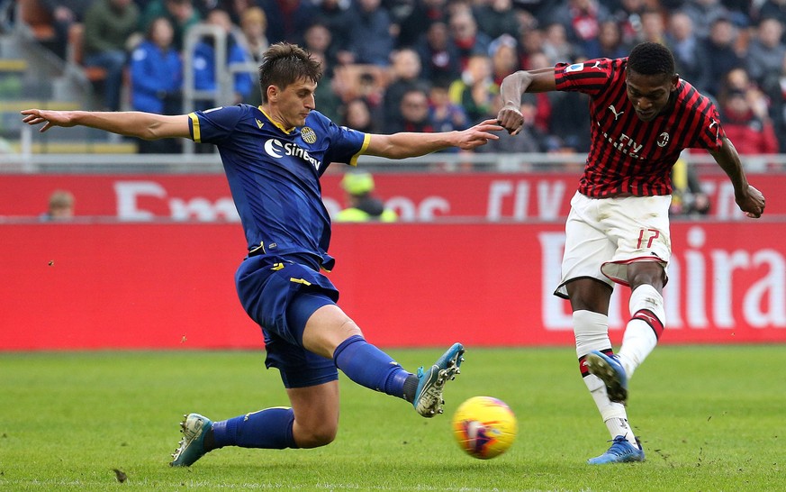 epa08188131 Verona&#039;s Marash Kumbulla (L) challenges for the ball AC Milan&#039;s Rafael Leao during the Italian Serie A soccer match between AC Milan and Hellas Verona at Giuseppe Meazza stadium  ...