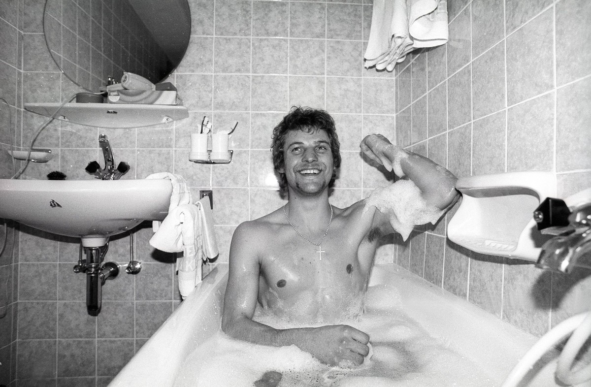 Sepp Ferstl (BR Deutschland) nimmt am Rande der Weltcup Abfahrt 1979 in Kitzb