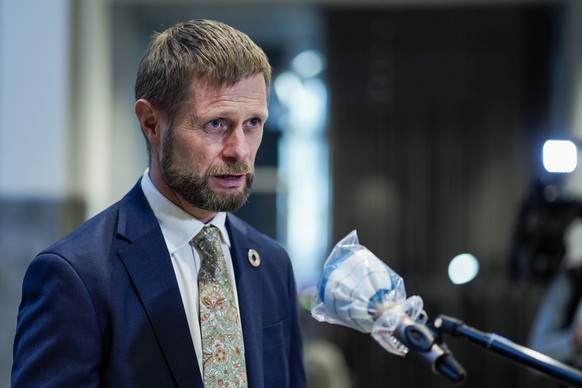 epa08353186 Norway&#039;s Minister of Health and Care Services Bent Hoie during the daily press conference on the management of the coronavirus (Covid-19) situation, in Olso, Norway, 07 April 2020 (is ...