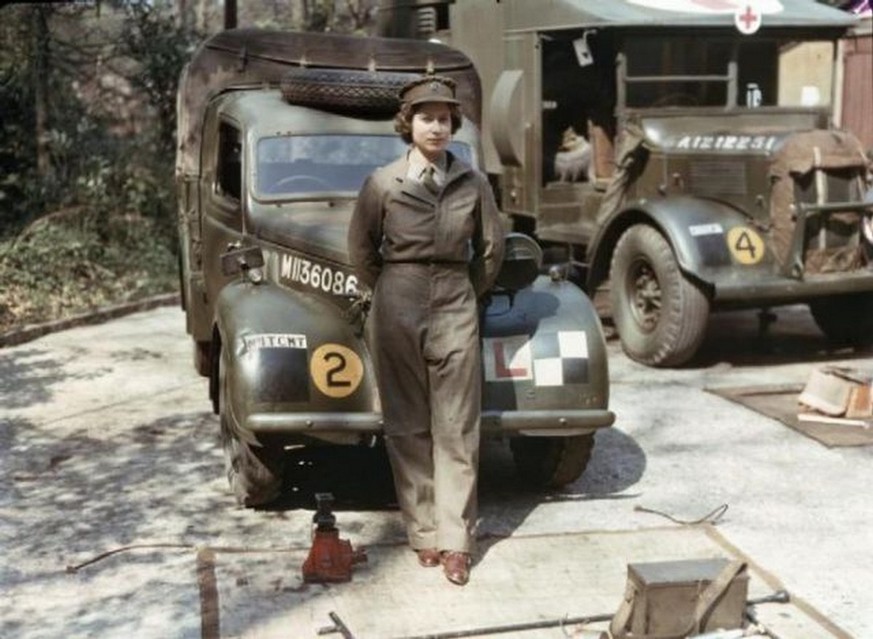 Queen Elisabeth II während ihrer Ausbildung zur Automechanikerin und Kraftfahrerin&nbsp;im 2. Weltkrieg.