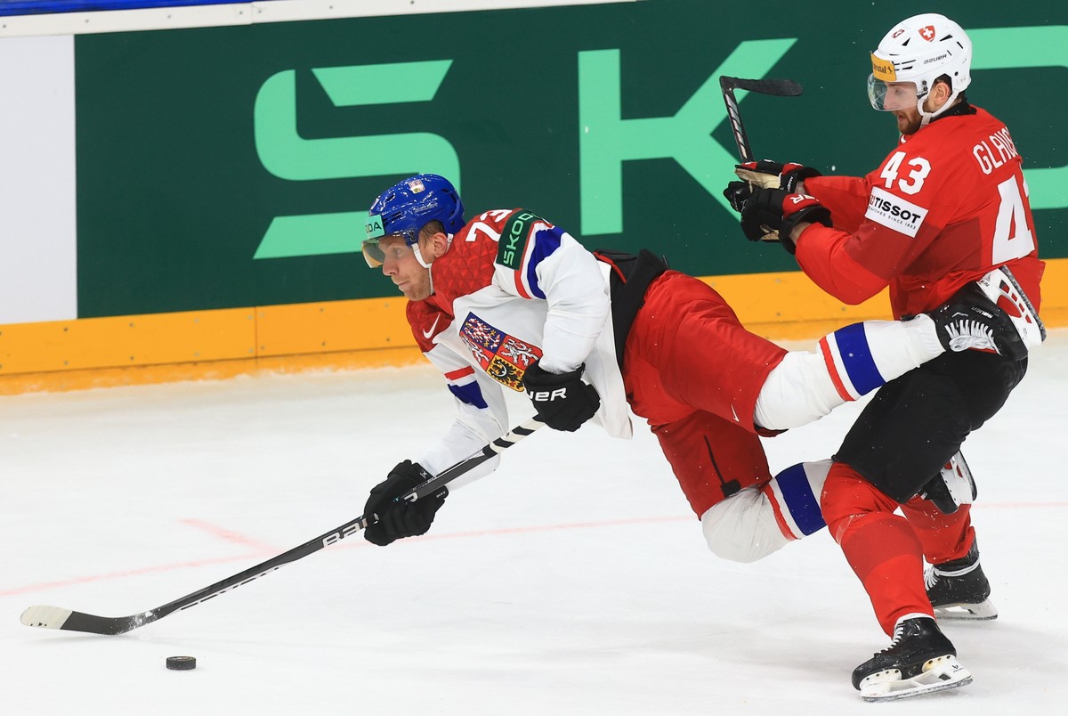 epa11372290 Czech Republic's Ondrej Kase (L) in action against Switzerland's Andrea Glauser (R) during the gold medal match between Switzerland and Czech Republic at the IIHF Ice Hockey Worl ...