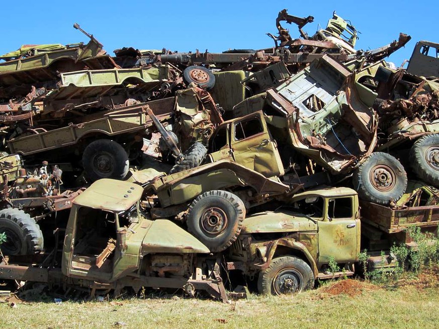 Der Autofriedhof in Asmara in Eritrea – hier liegen viele Autowracks aus dem zweiten Weltkrieg.