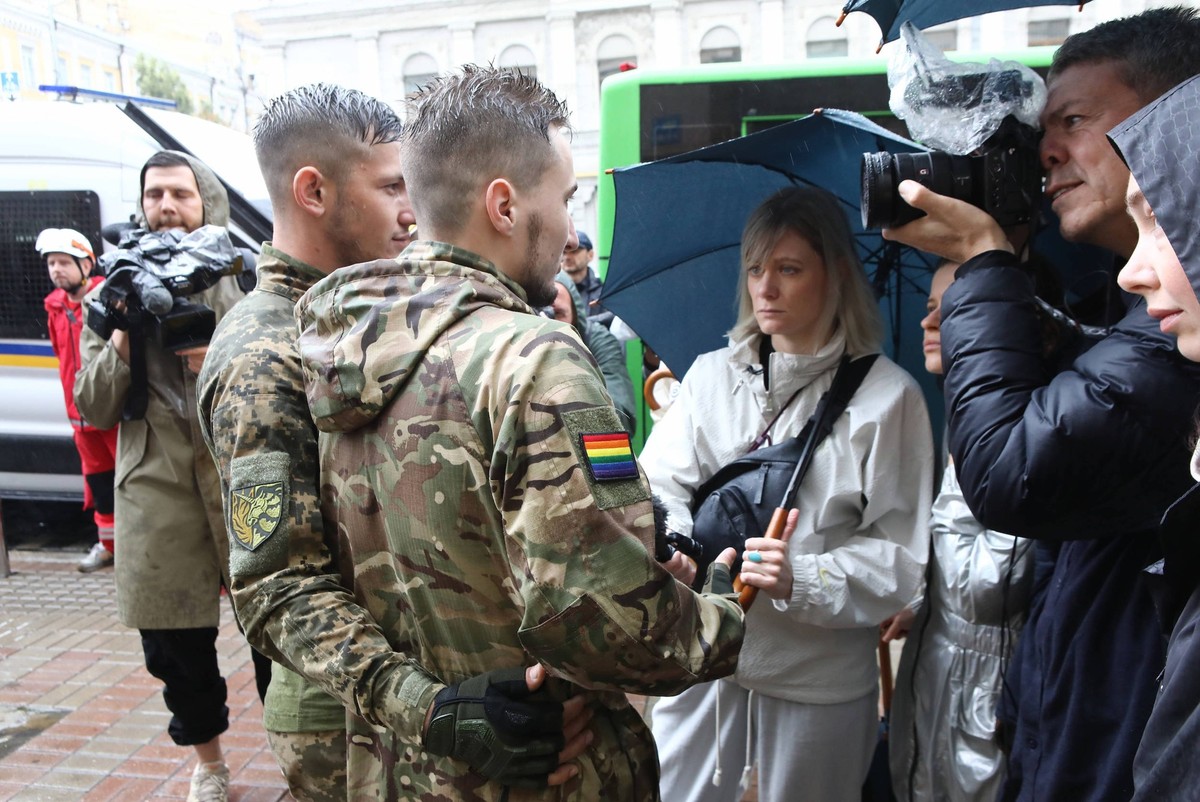 Deux militaires ukrainiens s'adressent à la presse lors de la marche pour l'égalité organisée par l'ONG KyivPride pour la première fois depuis l'invasion russe de l'Ukraine en ...
