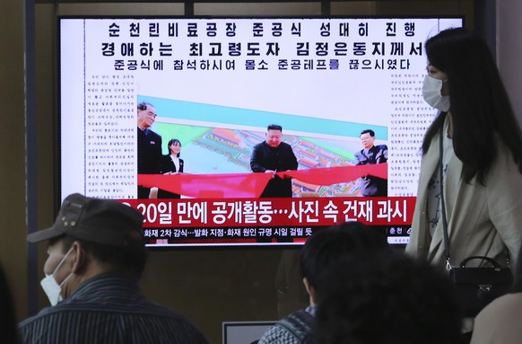 Dieses Bild im nordkorianischen Staatsfernsehen soll Kim Jong Un bei der Eröffnung der Fabrik zeigen.