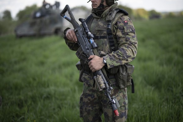 Ein Soldat mit einem Sturmgewehr 90 am Truppenversuch TRIAS 25 der Schweizer Armee, am Donnerstag, 1. Mai 2025, auf dem Truppenuebungsplatz in Allentsteig, Oesterreich. Die Schweizer Armee trainiert z ...