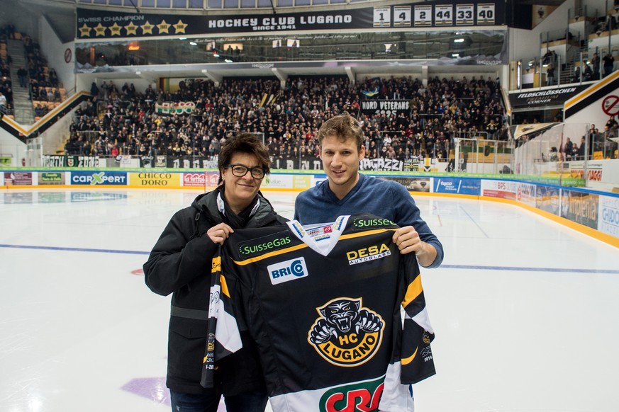 Damien Brunner, Neuzugang des HC Lugano, praesentiert das Shirt des HC Lugano zusammen mit Lugano Praesidentin Vicky Mantegazza, links, vor dem Spiel gegen den EV Zug am Sonntag, 14. Dezember 2014, in ...