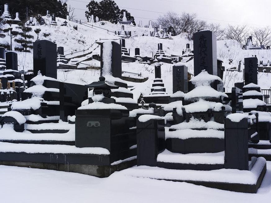 Ein Friedhof im Nordosten von Honshu, Japans grösster Insel.