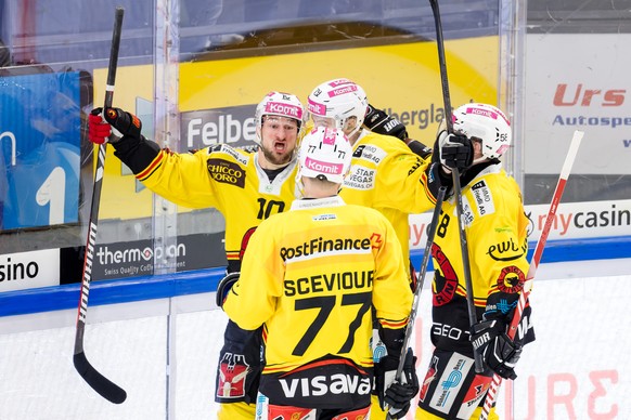 SC Berns Tristan Scherwey, links, bejubelt sein Tor zum 3:4 im Eishockey Playoff Viertelfinalspiel der National League zwischen dem EV Zug und dem SC Bern am Sonntag, 17. Maerz 2024 in der Bossard Are ...