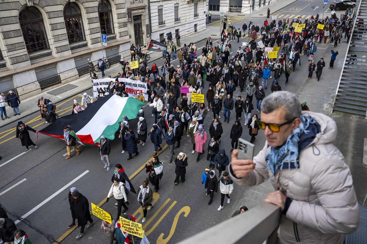 epa11736730 Protesters take part in a rally in support of the Palestinian and Lebanese people, in Geneva, Switzerland, 23 November 2024. More than 44,100 Palestinians, over 3,600 people in Lebanon, an ...
