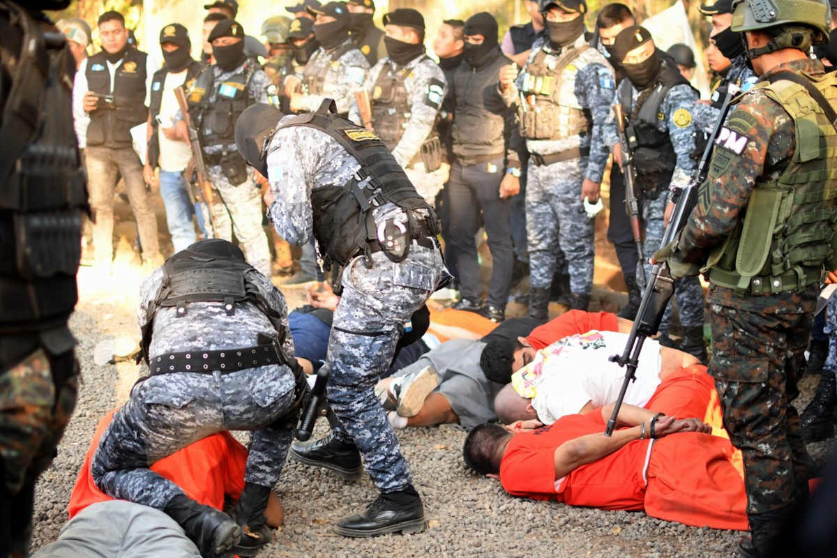 epa12659360 Prison guards watch over the prisoners at the maximum-security prison known as 'Renovacion I' in Escuintla, Guatemala, 18 January 2026. Guatemalan security forces regained contro ...