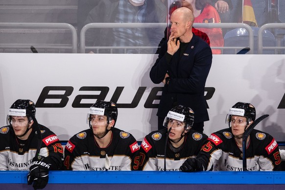 13.11.2021, Nordrhein-Westfalen, Krefeld: Eishockey: Deutschland Cup, Deutschland - Schweiz, Gruppenphase, 2. Spieltag. Deutschlands Bundestrainer Toni Söderholm steht hinter der Bank. Foto: Marius Be ...