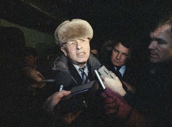 Soviet dissident Andrei Sakharov arrives at Moscow train station Tuesday, Dec. 23, 1986. This is Sakharov&#039;s first time in Moscow in nearly seven years. (AP Photo)