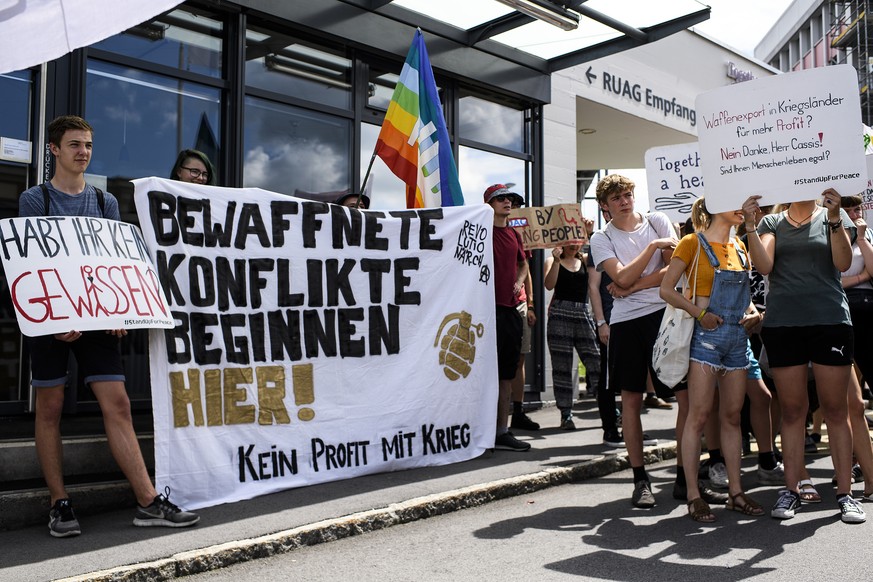 Menschen protestieren waehrend einer Spontankundgebung, um auf Missstaende in der schweizerischen Waffenpolitik aufmerksam zu machen und den politischen Druck auf den Bundesrat zu erhoehen am Samstag, ...