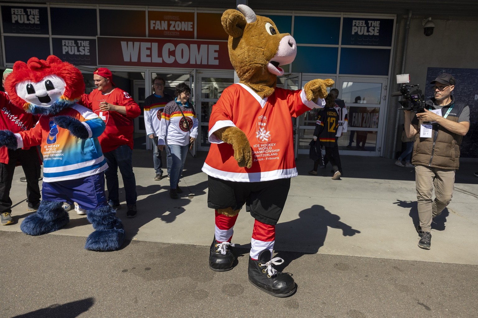 Cooly, the mascot of the upcoming 2026 IIHF World Championship Zurich - Fribourg hockey tournament gestures, during its official presentation at the IIHF 2025 World Championship in the fans zone at th ...